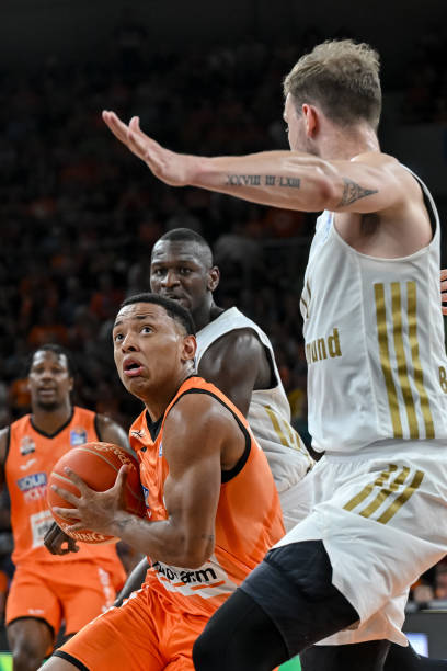 紧张局势下 紧张局势下